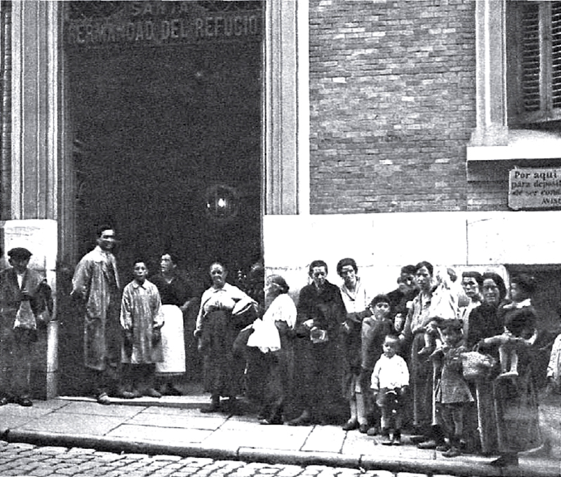1926. Ayer como hoy, gente esperando para comer en el Refugio