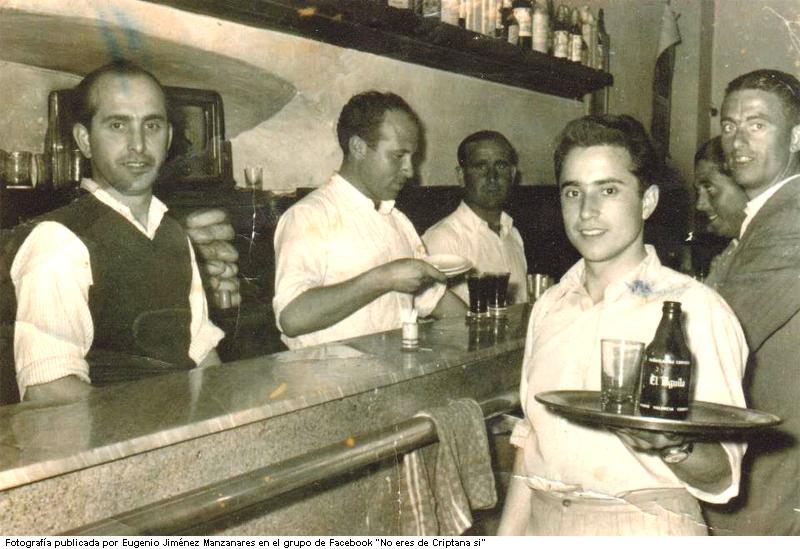 Dos vermuts sobre la barra en el antiguo bar de Eugenio