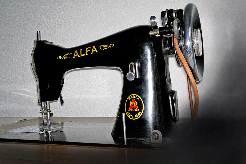Mquina de coser antigua Alfa