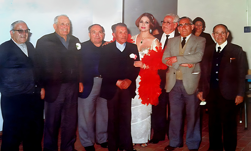 Sara Montiel con los antiguos acomodadores del Teatro Cervantes