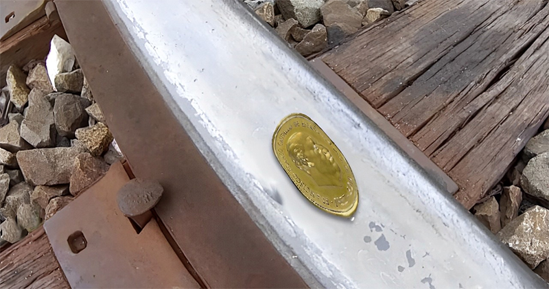 moneda aplastada por el tren