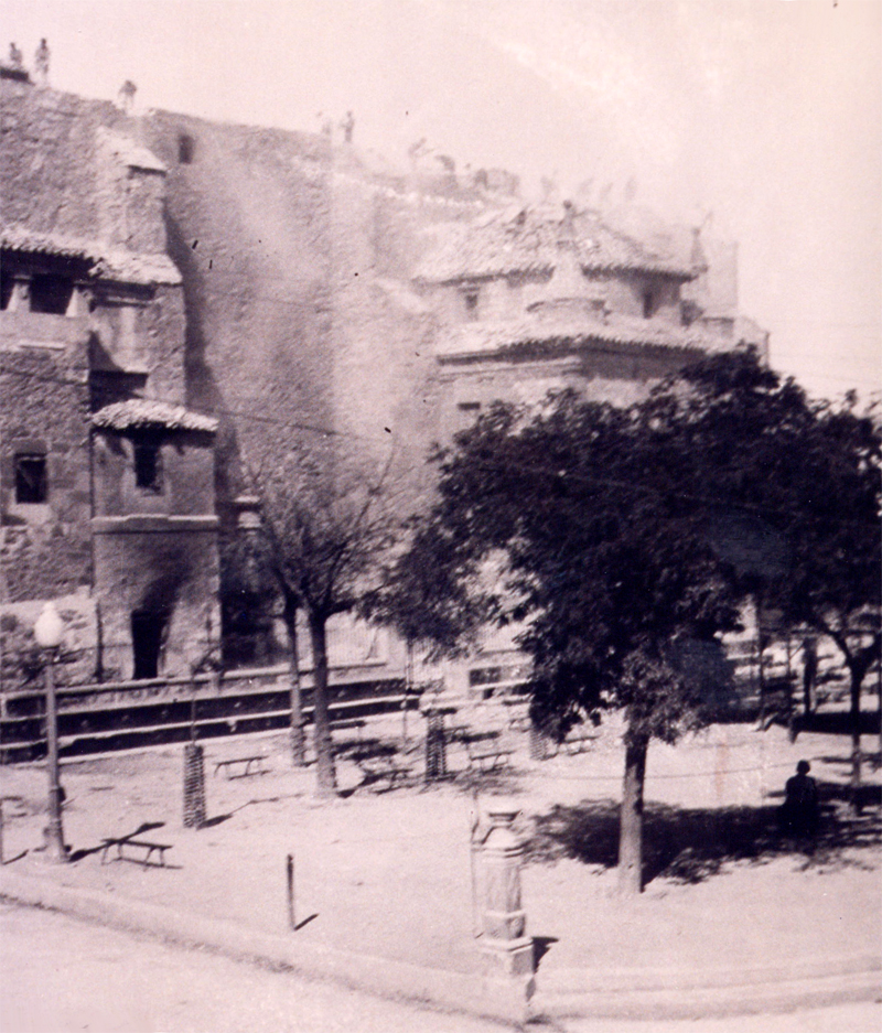 Antigua iglesia parroquial. Incendio en agosto de 1936. Fachada a la Plaza