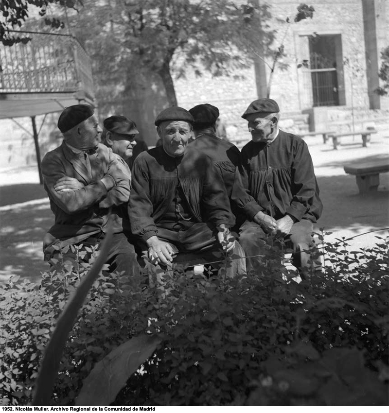 Viejos en la plaza. 1952