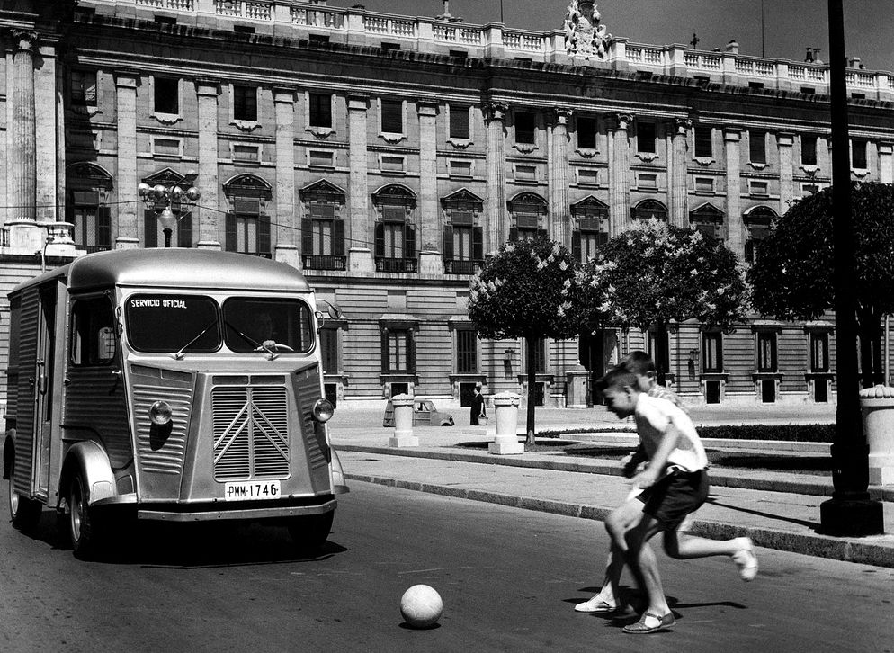 Jugando en la plaza de Oriente en 1965