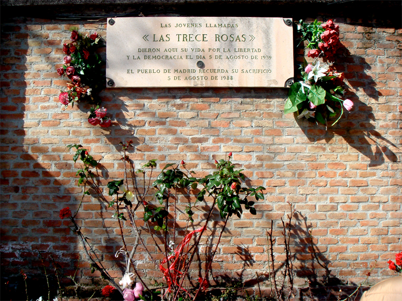 Cementerio de la Almudena. Monumento a las Trece Rosas