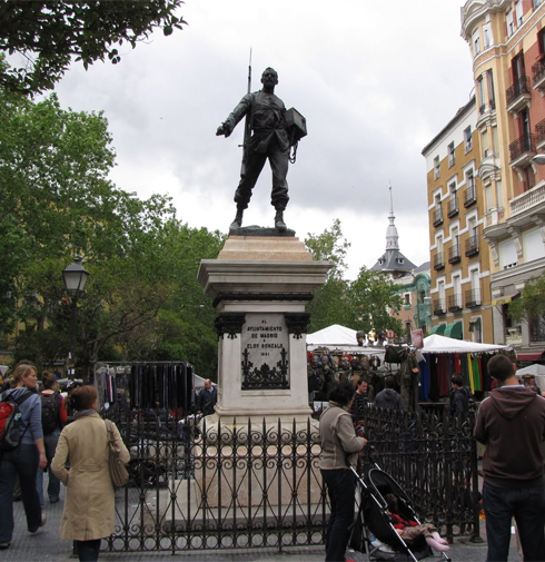 Estatua de Eloy Gonzalo en el inicio del Rastro