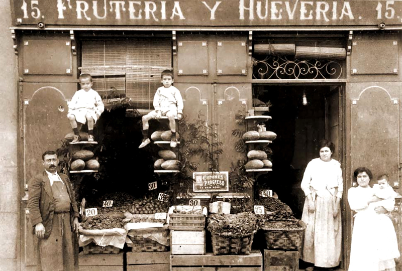 Frutera y Huevera en la calle Carranza. 1900