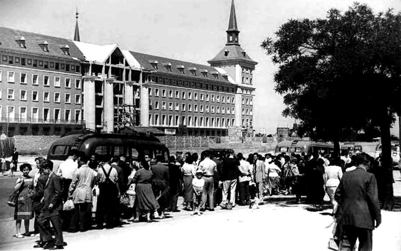 Esperando la camioneta del Parque Sindical. 1963