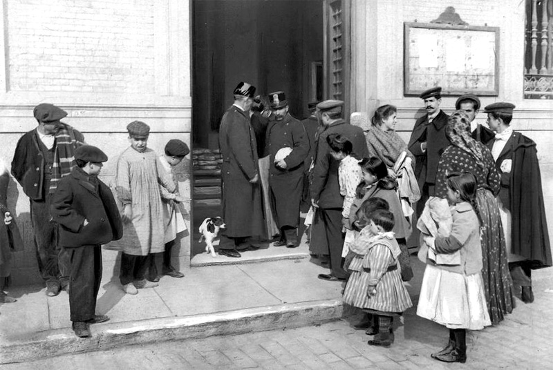 1907. Reparto de pan en la Tenencia de Alcaldía de Chamberí