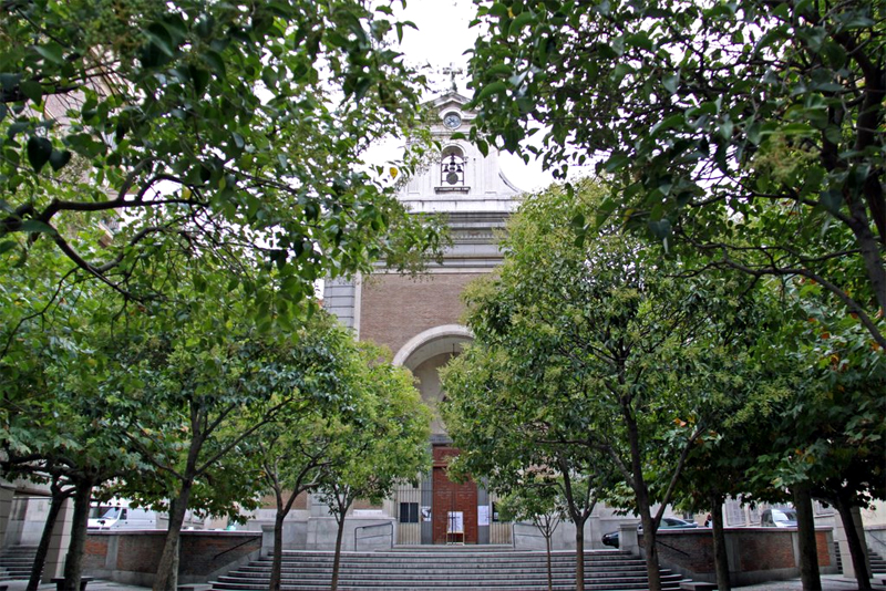 Plaza e iglesia de San Cristbal en el complejo de viviendas del Parque Mvil