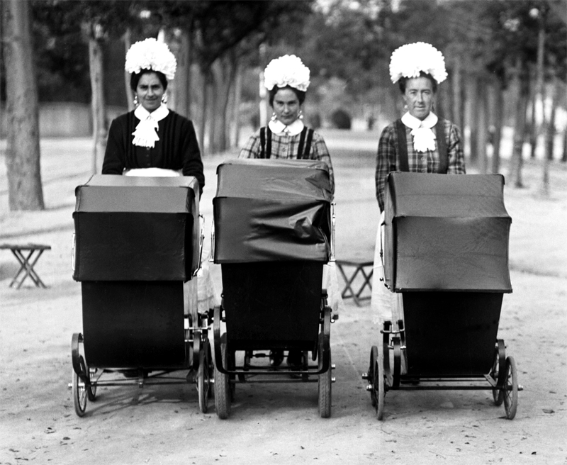 Nieras paseando por el Retiro. 1923