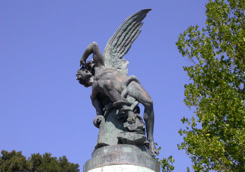 Estatua del ngel Cado en el Retiro