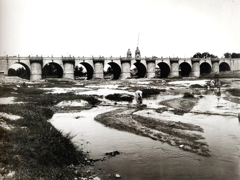 El ro Manzanares por el puente de Toledo en 1920