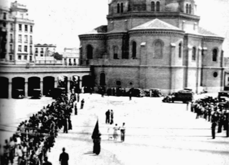 El Quinto Regimiento en el patio de los salesianos de Estrecho