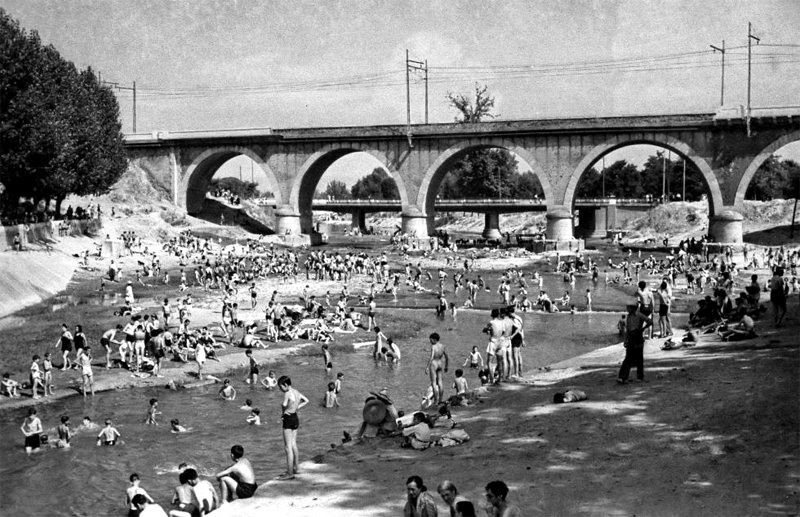 Bañistas junto al puente de los Franceses. 1956