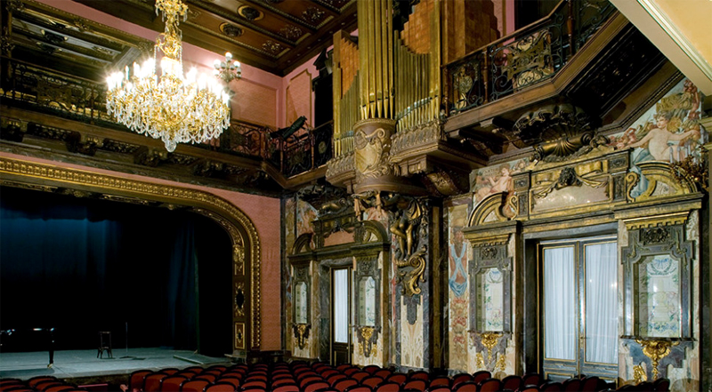 Saln de msica y teatro en el palacio de los Bauer