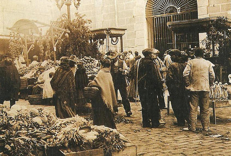 Puestos junto ma la iglesia de San Ildefonso