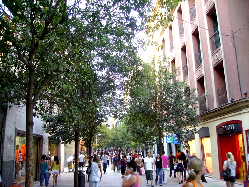Parte peatonalizada de la calle de Fuencarral