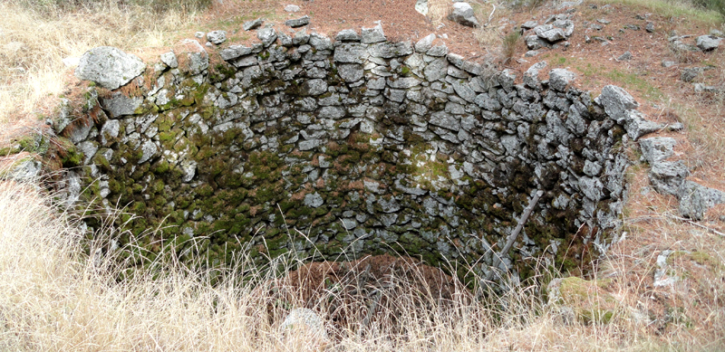 Restos de un antiguo pozo de nieve