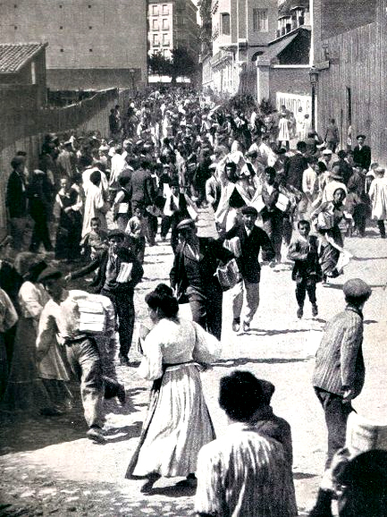 Salida de la edición de la revista NueVo Mundo en 1908 en la calle Larra