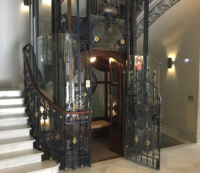 Antiguo ascensor de la Papelera Española