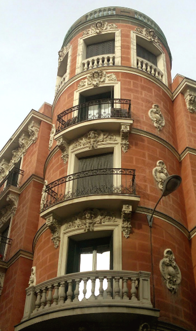 Edificio nº 57, esquina a Hernán Cortés