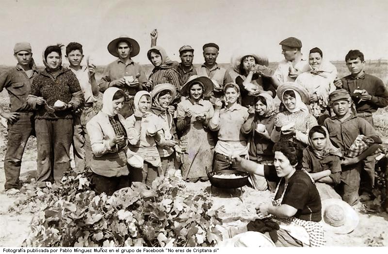 Cuchara en mano en torno a la guisandera. 1964