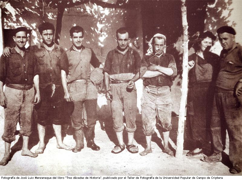 Pisaores en la bodega de Raja. Criptana. 1957