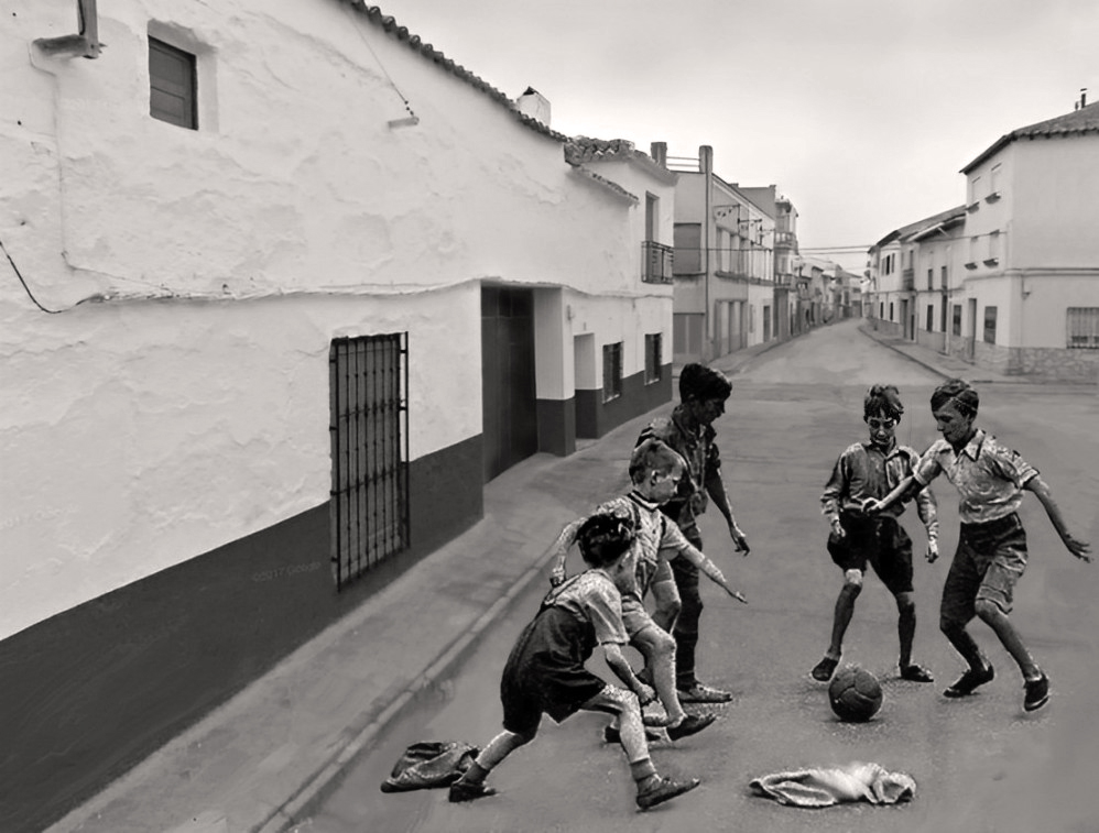 Jugando al ftbol en la calle