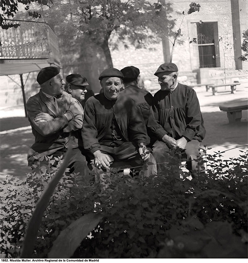 Viejos en la plaza. 1952