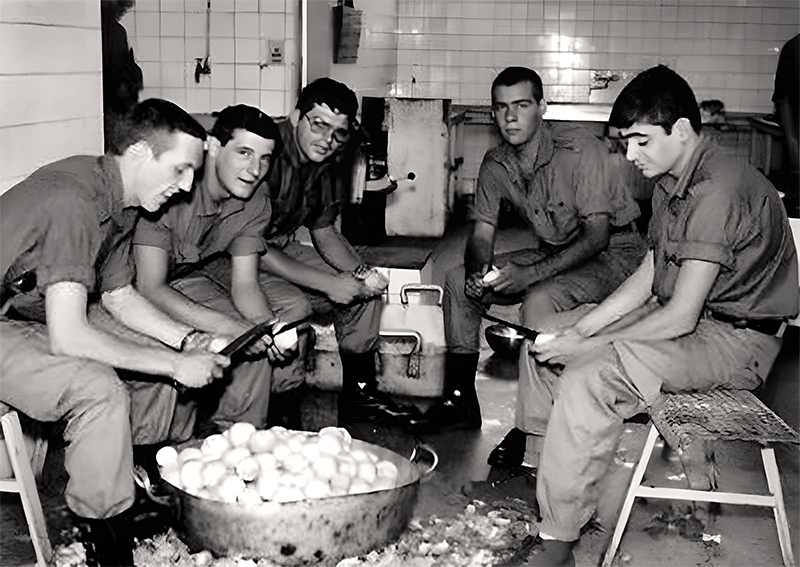 Pelando patatas en la cocina