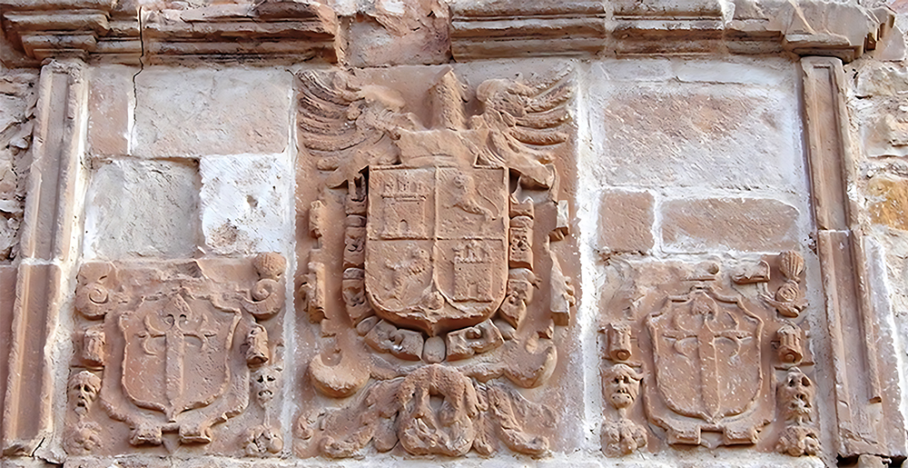 Escudos en la portada del Psito