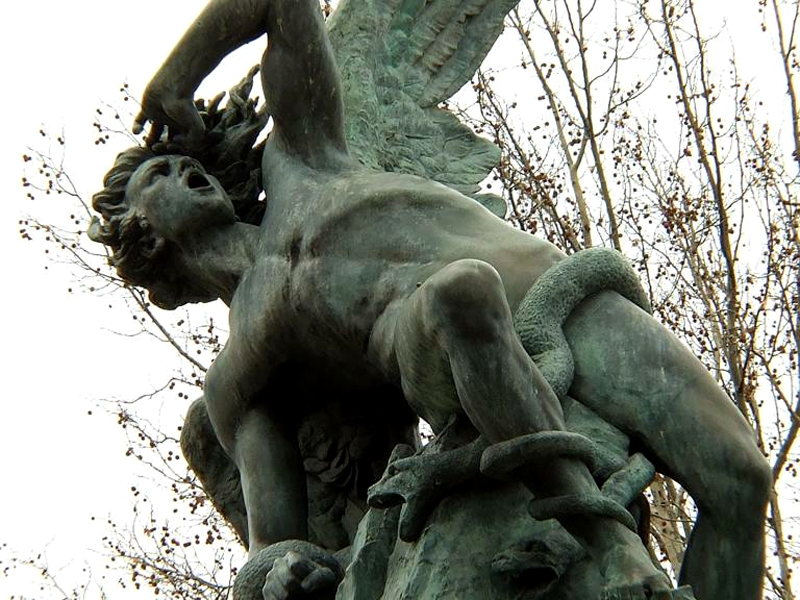 Estatua del Ángel Caído en El Retiro