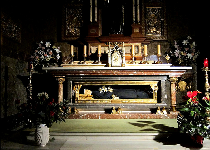 Urna con los restos de santa Vicenta María López y Vicuña