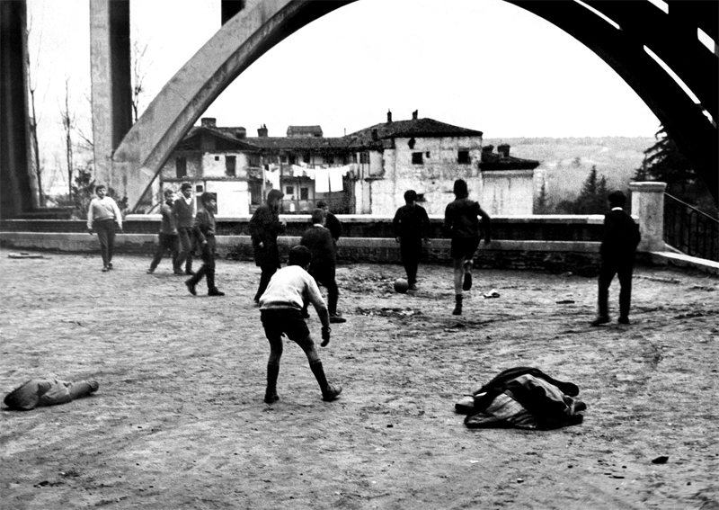 Jugando bajo el viaducto. 1965