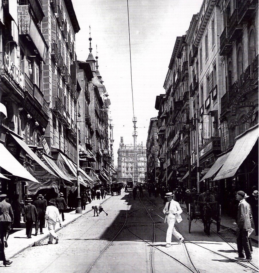 Calle de la Montera en 1930, con la iglesia de San Luis